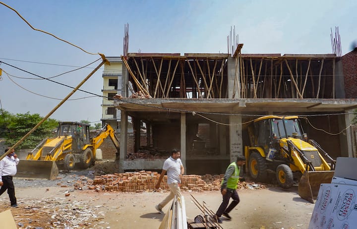 एसडीएमसी के अधिकारियों के अनुसार मंगलवार को न्यू फ्रेंड्स कॉलोनी में अभियान के दौरान सड़क के करीब दो किलोमीटर हिस्से को अतिक्रमण से मुक्त कराया गया था.