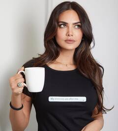 Photos: 'मेरे दुश्मन मेरे पीछे पड़े हुए हैं' लेटेस्ट तस्वीर शेयर कर Esha Gupta ने कही ये बात