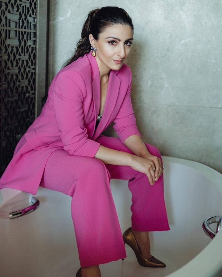 इन तस्वीरों के शेयर करते हुए सोहा ने कैप्शन में लिखा था कि- टब वी मेट...