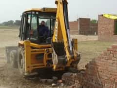 Kaushambi: कौशांबी में भी गरजा प्रशासन का बुलडोजर, भू-माफियाओं पर लगातार कसता जा रहा शिकंजा