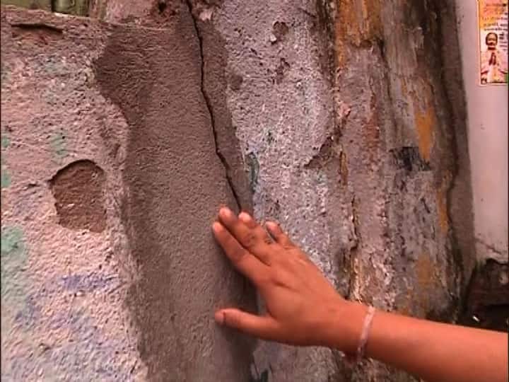 আড়াই বছর পর, বউবাজারে আবার ফিরল বিপর্যয়। মেট্রোর কাজের জেরে, চিড় ধরল একের এক বাড়ির দেওয়াল এবং মেঝেতে। ঠিক যেমনটা হয়েছিল ২০১৯ সালের সেপ্টেম্বরে।