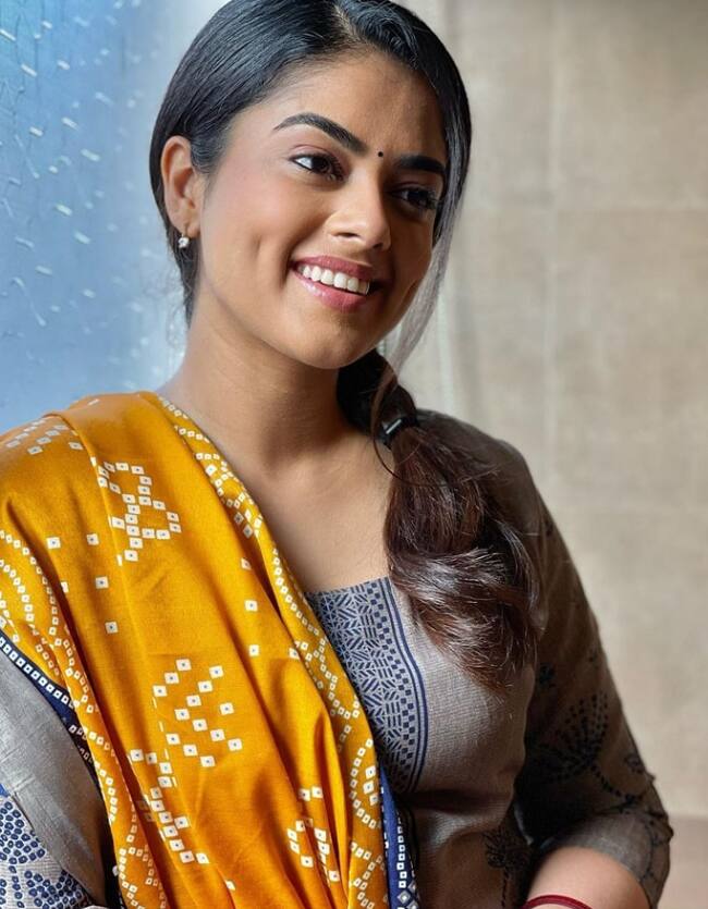 கண்ணெல்லாம் நீயேதான் நிற்கின்றாய் விழியின்மேல் நான் கோபம் கொண்டேன் இமை மூடிடு என்றேன்