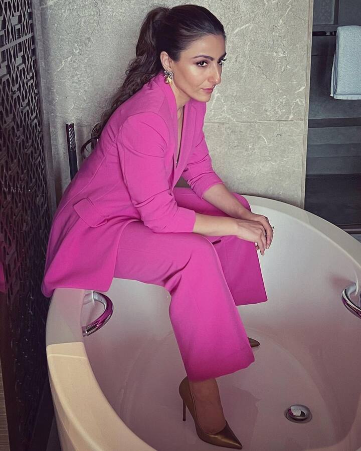 इस दौरान एक्ट्रेस का कॉन्फिडेंस ऑन पॉइंट नजर आ रहा था, और वह इस लुक में ग्लैमर का तड़का लगाती दिखीं थी.