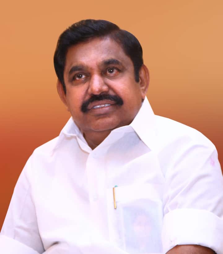 எம்.ஜி.ஆர். அரசியல் மீதிருந்த பேரார்வம் இவரை செங்கோட்டையை சந்திக்க வைத்தது. இவரது அரசியல் பயணம் தொடங்கியது..