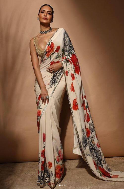 ਈਸ਼ਾ ਗੁਪਤਾ ਆਪਣੀਆਂ ਗਲੈਮਰਸ ਤਸਵੀਰਾਂ ਨਾਲ ਦਹਿਸ਼ਤ ਪੈਦਾ ਕਰਦੀ ਨਜ਼ਰ ਆ ਰਹੀ ਹੈ ਪਰ ਇਸ ਵਾਰ ਉਸ ਨੇ ਇਸ ਸੰਦੇਸ਼ ਨਾਲ ਇੰਟਰਨੈੱਟ 'ਤੇ ਹੰਗਾਮਾ ਮਚਾ ਦਿੱਤਾ ਹੈ।