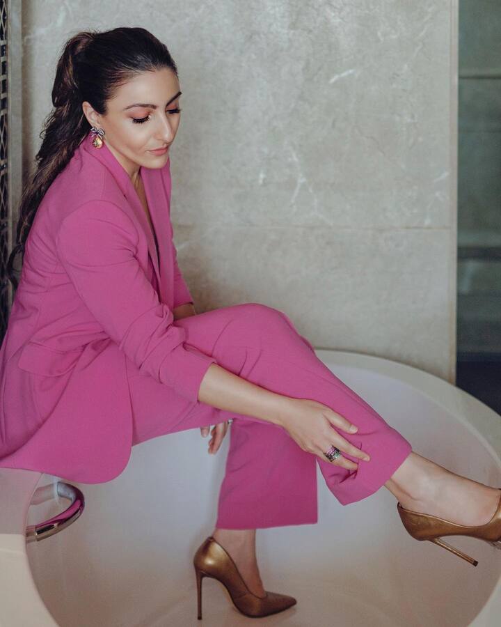 पिंक ब्लेजर और ट्राउजर के साथ एक्ट्रेस ने गोल्डन हील्स कैरी की हुईं थी.