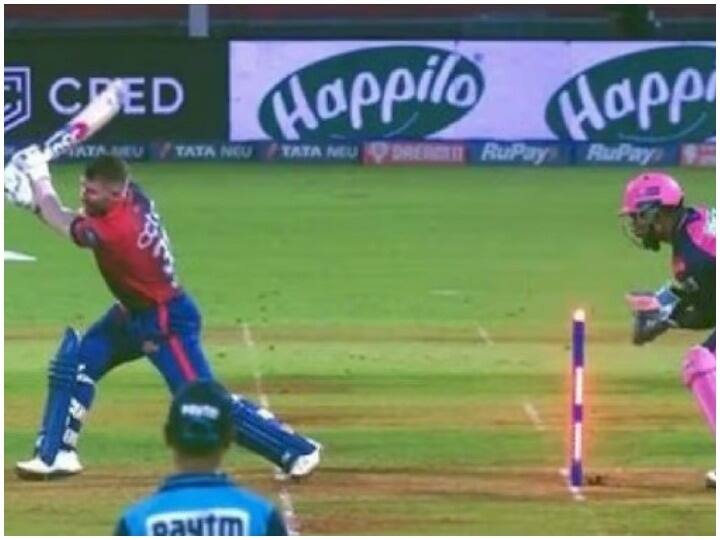David Warner was not given out even after ball hitting the stump know which rule caused this IPL: आखिर क्यों स्टंप पर बॉल लगने के बावजूद आउट नहीं दिए गए वॉर्नर? जानिए क्रिकेट का ये नियम