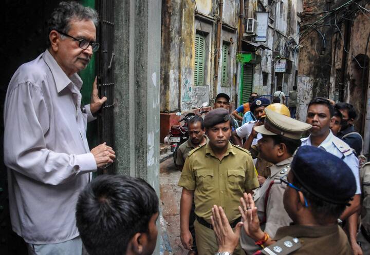 বউবাজারের দুর্গা পিটুরি লেনে বিপত্তির আঁচ পড়েছে স্বর্ণশিল্পেও! ২০১৯-এর পর আরও একবার! মেট্রোর কাজ চলাকালীন বিভিন্ন বাড়িতে ফাটল দেখা যেতেই দুর্গা পিটুরি লেনের ছোট সোনার দোকান ও কারখানাগুলিতে তালা ঝুলেছে। লকডাউনের ধাক্কা সামলে উঠতে না উঠতেই ফের ক্ষত! কীভাবে চলবে জীবিকা? দুশ্চিন্তায় স্বর্ণশিল্পীরা।