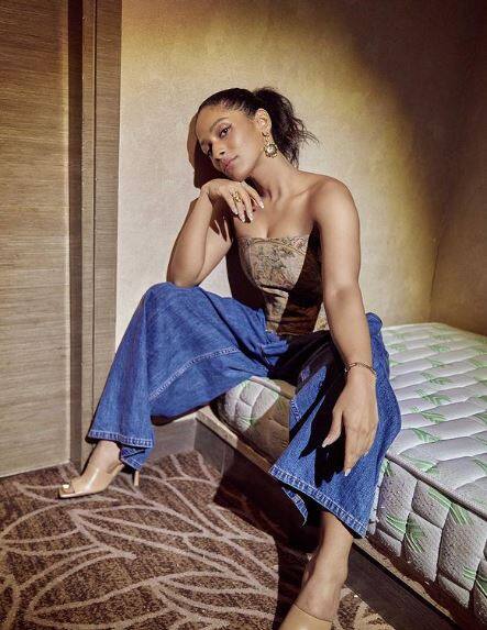 उन्होंने कहा, ''मुझे लगता है कि आधुनिक होने की जिम्मेदारी स्वीकार करनी होगी, हालांकि, हम और अधिक असहिष्णु हो गए हैं. मुझे लगता है कि हम समय पर वापस जा रहे हैं.