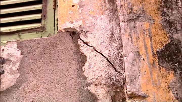 বউবাজারের দুর্গা পিতুরি লেনে পরপর সোনার দোকান। কর্মীরা দোকানেই থাকতেন। তাঁদের দাবি, গতকাল নোটিস পাওয়া মাত্র তড়িঘড়ি করে একবস্ত্রে বেরিয়ে আসতে হয়। সকাল থেকে দোকান খোলা যায়নি। ভিতরে বহুমূল্য গয়না থাকায় রাতভর খোলা আকাশের নীচেই কাটিয়েছেন সোনার দোকানের মালিক থেকে শুরু করে কর্মীরা।