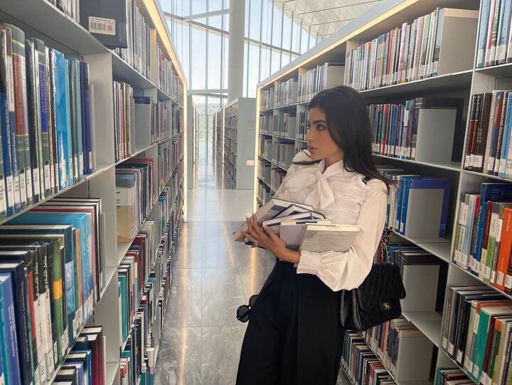 लेटेस्ट तस्वीरों में मौनी रॉय शेल्फ से किताबें लेती और पढ़ती हुई नजर आ रही हैं.