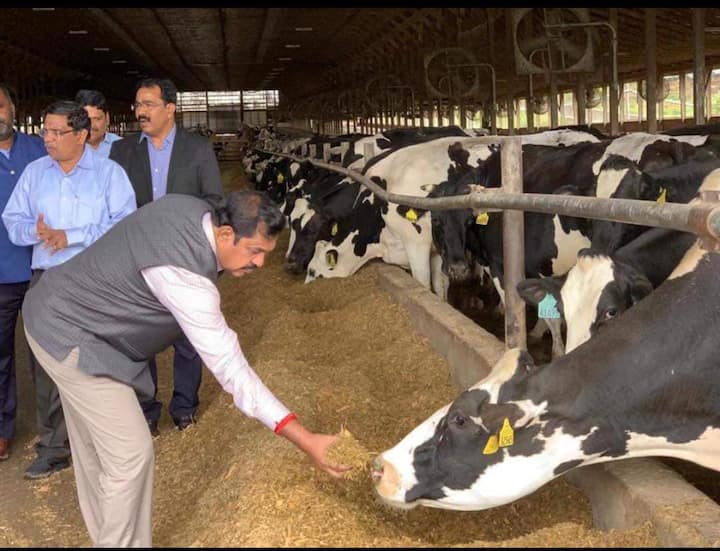 முன்னாள் முதலமைச்சர் ஜெ.ஜெயலலிதா மரணத்திற்கு பிறகு, இவரைத் தேடி வந்த வாய்ப்பை பற்றிக் கொண்டு முதவர் அர். ரியாசணத்தில் அமர்ந்தா