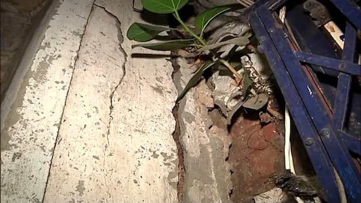 তার জন্য খোঁড়াখুঁড়ির কাজ চলাকালীন বৃষ্টি হওয়ায় মাটি দুর্বল হয়ে দুর্গা পিতুরি লেনের বাড়িগুলিতে ফাটল ধরে মনে করা হচ্ছে। খবর সূত্রের।