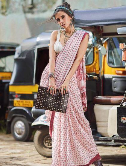 बेल्जियम पर आधारित, यह फिल्म लेन-देन के विवाह और प्रवास के साथ प्यार, स्नेह और दोस्ती के मूल में है. यह एक नवविवाहित अप्रवासी की यात्रा का पता लगाता है, जो एक ऐसे घर में उतरता है जो उसकी सास के साथ नहीं है, जो उसे बंदी बनाकर रखता है.