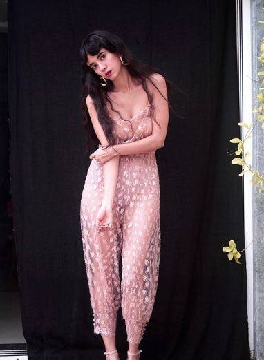 फिल्म के बारे में बात करते हुए, बेल्जियम में पली-बढ़ी निर्देशक-अभिनेत्री रुमाना ने कहा, मेरा हमेशा से लेखन की ओर झुकाव रहा है और यह सही कहानी खोजने की बात थी जो समय की कसौटी पर खरी उतरी. 'न्यूनतम' की प्रेरणा मेरी अपनी टिप्पणियों से मिली. मैंने कई तरह की लेन-देन वाली शादियां देखी हैं.