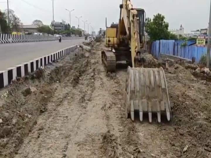 chennai pallavaram road accident on sewage laboure death on ditch dug for sewer சென்னை: பாதாளச் சாக்கடையில்  விழுந்து விபத்து: தொழிலாளி உயிரிழப்பு