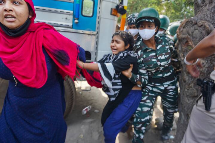 16 अप्रैल को जहांगीरपुरी में अस्थायी ढांचों को हटाने की कवायद शुरू की गई थी. इसके बाद से लगातार एमसीडी दिल्ली के अलग-अलग इलाकों में अतिक्रमण के खिलाफ कार्रवाई कर रही है.