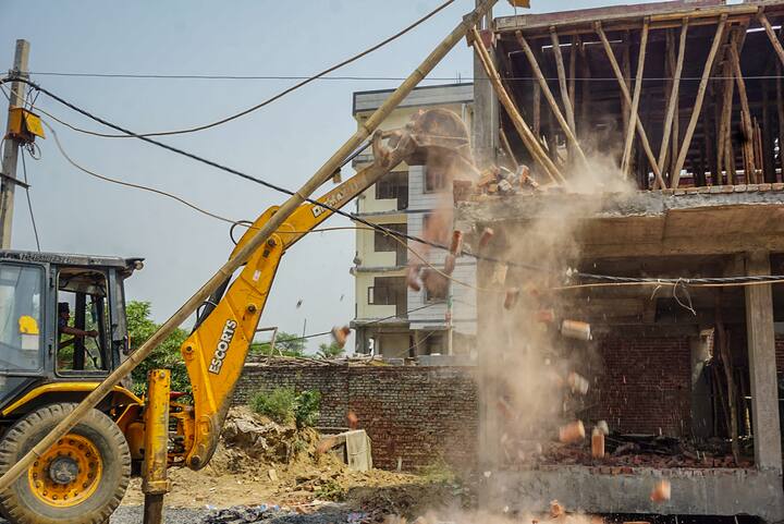 मदनपुर खादर इलाके में बुलडोजर की कार्रवाई का स्थानीय निवासियों और आम आदमी पार्टी (आप) के समर्थकों ने विरोध प्रदर्शन किया. प्रदर्शन कर रहे लोगों का दावा था कि गिराए जा रहे ढांचे वैध हैं.