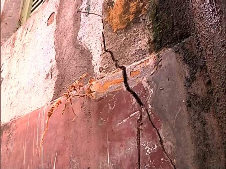 বউবাজারে ফিরল ফাটল-বিপর্যয়। ফের রাতের অন্ধকারে বাড়িছাড়া হলেন বহু মানুষ। চোখের জলে মিশল অসহায়তা আর আতঙ্ক। এই ছবিগুলোই ফিরিয়ে আনল। ২০১৯ সালের সেপ্টেম্বরের স্মৃতি।