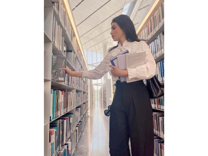 इस दौरान मौनी रॉय ने ब्लैक प्लाजो के साथ व्हाइट शर्ट कैरी की हुई थी. हाथों में ढेर सारी किताबें लिए हुए मौनी रॉय काफी बिजी लग रही हैं.