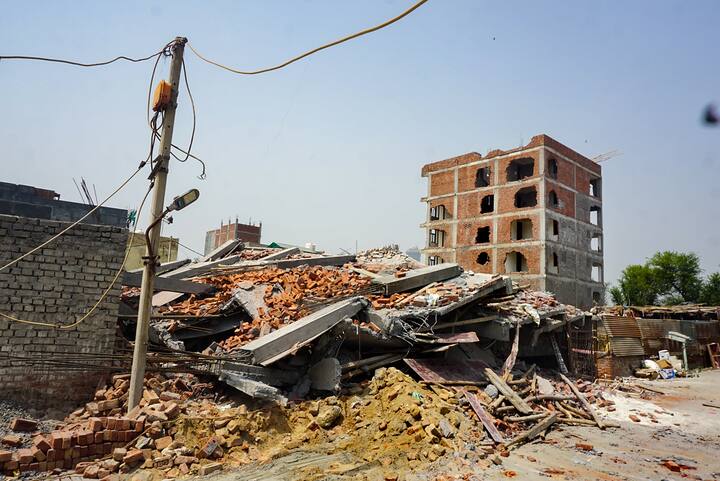 दिल्ली में अतिक्रमण के खिलाफ एमसीडी की कार्रवाई लगातार जारी है. आज भी राजधानी के कई इलाकों में बुलडोजर चलाया गया.