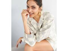 Deepika Padukone : दीपिका पादुकोन करतेय योगा, सोशल मीडियावर पोस्ट केले फोटो