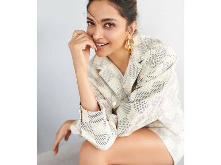 बॉलीवूडमधील आघाडीची अभिनेत्री दीपिका पादुकोनने नुकतेचं काही फोटो पोस्ट केले आहेत. यात दीपिका योगा करताना दिसत आहे.