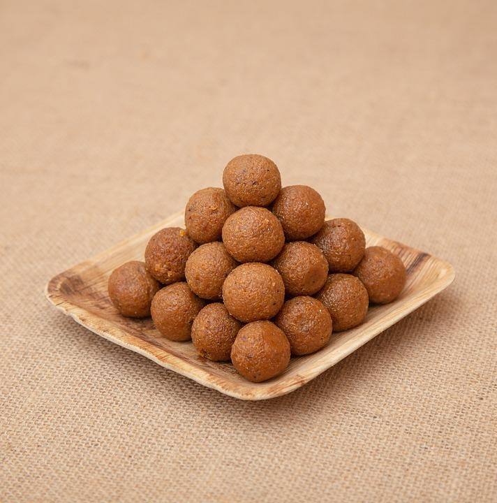 আয়ুর্বেদ বিশেষজ্ঞদের (Ayurveda Experts) মতে, মিষ্টি হজম হতে অনেক বেশি সময় নেয়। তাই এটি খাওয়া দরকার যেকোনও খাবারের আগে। তাতে সেই খাবারের সঙ্গে তা সহজেই হজম হয়ে যেতে পারে। ছবি পিক্সঅ্যাবে