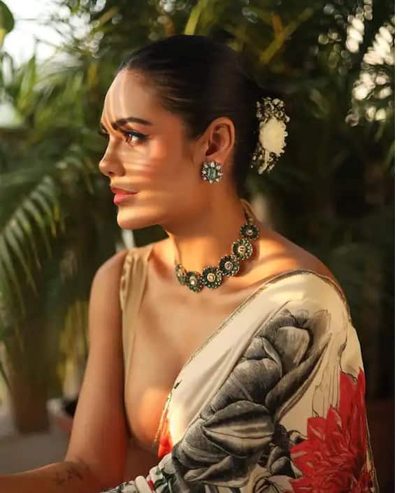 Photos: 'My enemies are after me' Esha Gupta said this by sharing the latest photo