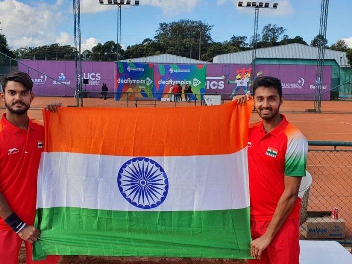 मूकबधीर ऑलिम्पिकमध्ये (Deaflympics 2021) भारताच्या धनंजय दुबे आणि पृथ्वी शेखर या जोडीने टेनिस पुरुष दुहेरी स्पर्धेत रौप्यपदकावर (Silver Medal) नाव कोरलं आहे.