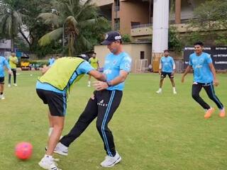 Watch: दिल्ली कैपिटल्स की स्क्वाड ने जमकर खेला फुटबॉल, कोच रिकी पोंटिंग भी हुए शामिल