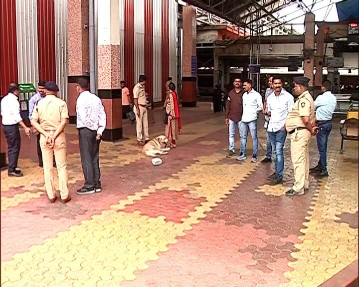 Pune news Bomb-like objects found at Maharashtra Pune railway station area, platforms 1 and 2 empty, train traffic stopped Pune News : पुणे रेल्वे स्टेशनवर बॉम्बसदृश वस्तू आढळल्याने खळबळ, प्लॅटफॉर्म क्रमांक 1 आणि 2 रिकामे