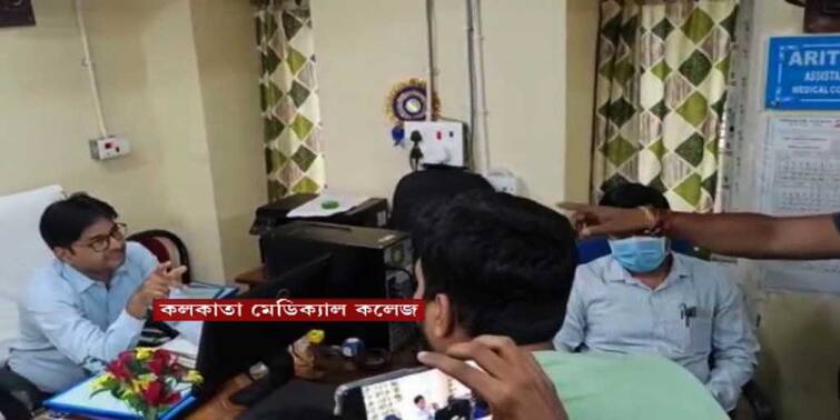 Allegation of demanding extra money from the patient's family against the health worker, Chaos in Medical College Medical College: রোগীর পরিবারের থেকে বাড়তি টাকা চাওয়ার অভিযোগ স্বাস্থ্যকর্মীর বিরুদ্ধে, ধুন্ধুমার মেডিক্যালে