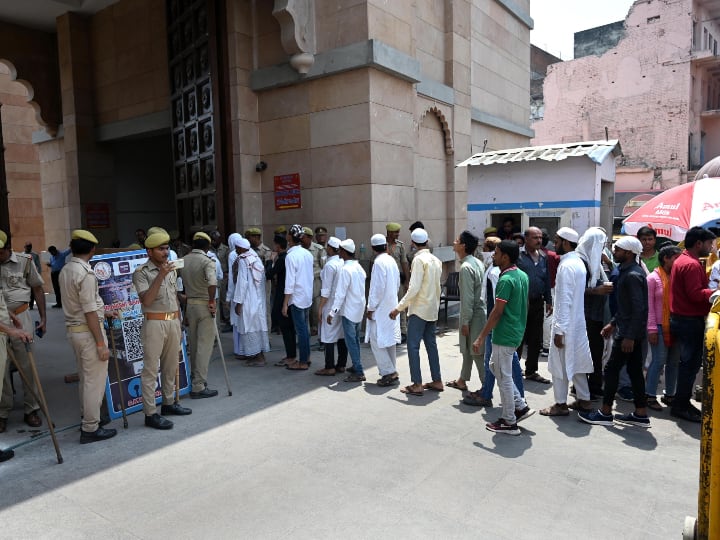 सर्वे विवाद के बीच वाराणसी की ज्ञानवापी मस्जिद में आज जुमे की नमाज पूरी अकीदत और एहतराम के साथ अदा की गई. सर्वे विवाद की सुर्खियों के चलते आज जुमे की नमाज के दौरान ज्ञानवापी मस्जिद अकीदतमंदों की भीड़ से पूरी तरह गुलजार थी. मस्जिद का एक-एक कोना नमाजियों से भरा हुआ था. नमाज से पहले ज्ञानवापी शाही मस्जिद के पेश इमाम ने आधे घंटे की तकरीर भी की. इस तकरीर में उन्होंने मुल्क के मौजूदा हालातों का जिक्र करते हुए एक खास तबके को परेशान किए जाने का की बात कही. हुकूमत से लेकर प्रशासन और कोर्ट पर सवालिया निशान खड़े किए, लेकिन बार-बार यह ऐलान किया गया की हक की लड़ाई सिर्फ कानूनी दायरे और लोकतांत्रिक तरीके से ही लड़ी जाएगी. ऐसा कोई भी काम नहीं किया जाएगा, जिससे बनारस की गंगा जमुनी तहजीब और मुल्क के अमन चैन को कोई खतरा पैदा हो.