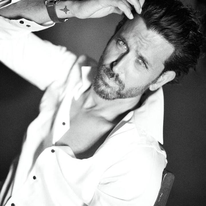 ऋतिक के इस कमेंट पर ऋतिक ने भी रिप्लाई किया है. सबा ने लिखा, 'hehe fingers Crossed mon amour!' आपको बता दें कि mon amour एक फ्रेंच शब्द है जिसका मतलब होता है 'My Love'