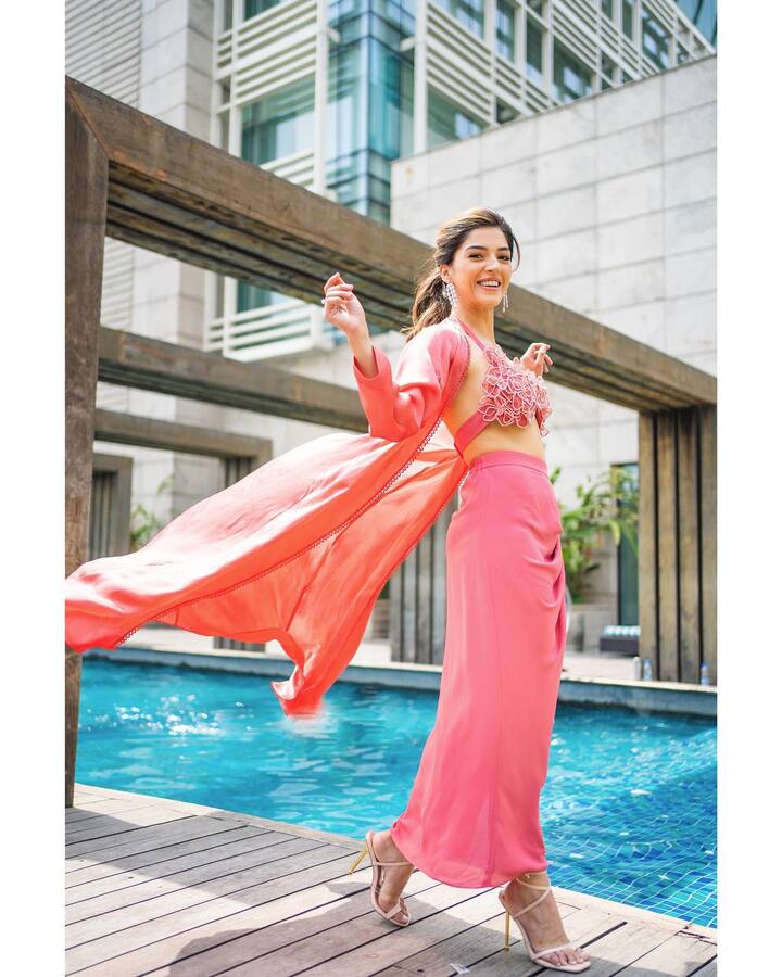టీనేజీ వయసులోనే నికాన్, పియర్స్, థమ్స్, టీవీసీ వంటి సంస్థల ప్రకటనల్లో కనిపించింది. తరువాత సినిమాల్లోకి అడుగుపెట్టింది. -Image Credit:Mehreen Pirzada/Instagram