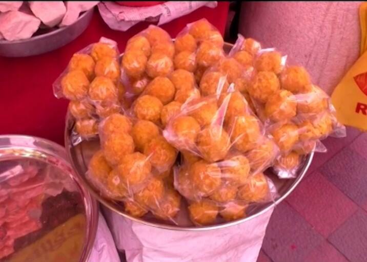 Pandharpur news Before Ashadi Yatra, laddu prasad became one and a half times more expensive, two laddu for 20 rupees Ashadhi Wari : आषाढी यात्रेपूर्वी विठ्ठल भक्तांच्या खिशाला कात्री, लाडू प्रसाद दीडपट महागला, आता 20 रुपयांना दोन लाडू मिळणार!