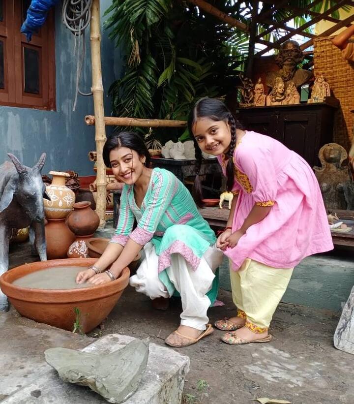 জি বাংলায় (Zee Bangla) ১৬ তারিখ থেকে সন্ধে সাড়ে ৬টায় টেলিকাস্ট হবে নতুন ধারাবাহিক 'খেলনাবাড়ি' (Khelna Bari)।