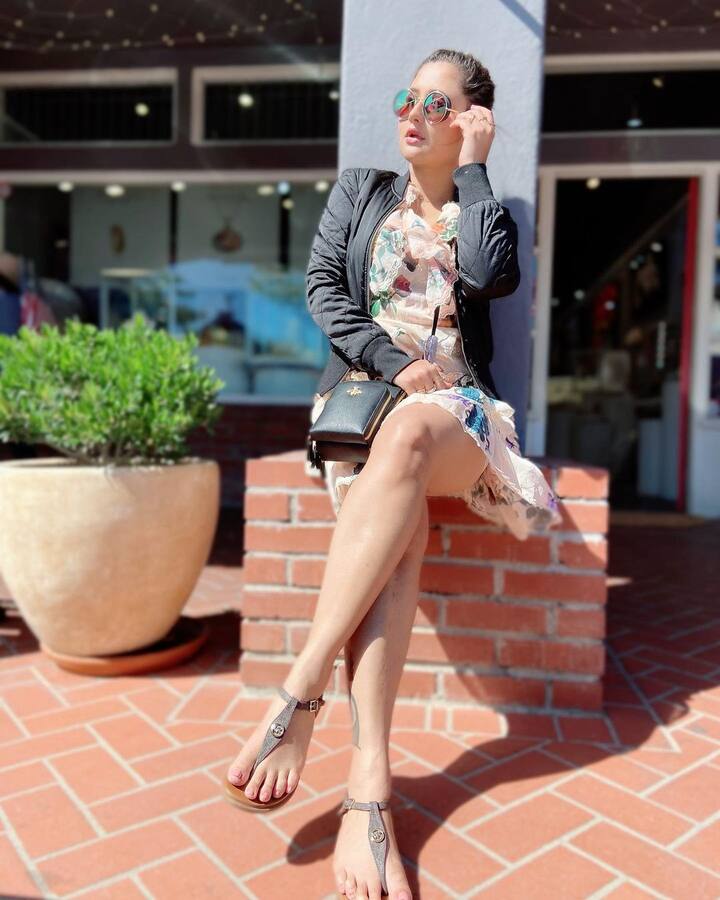 टेलिव्हिजन ब्युटी रश्मी देसाई एक प्रसिद्ध नाव आहे. रश्मी टेलिव्हिजनच्या सर्वाधिक मानधन घेणाऱ्या अभिनेत्रींपैकी एक आहे.(photo:/imrashamidesai/ig)