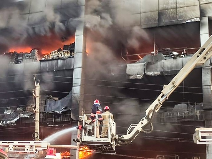 Fire In Building Near Mundka Metro Station Has Been Brought Under Control |  Delhi Fire: A massive fire that broke out in the building near Mundka metro station was found under control, 27 in the accident
