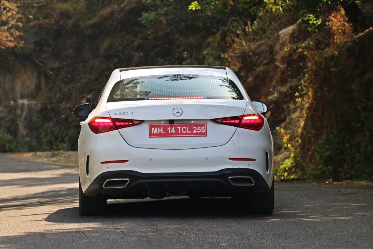 New Mercedes-Benz C-Class C300d Review: मर्सिडीज-बेंज सी-क्लास पहले से ज्यादा टेक्नोलॉजी और लग्जरी से लैस, जानें पूरी डिटेल