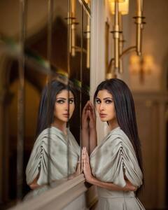 Mouni Roy Photos: అద్దాల మేడలో అపరంజి బొమ్మలా ఉన్న 'కేజీఎఫ్' స్పెషల్ సాంగ్ బ్యూటీ