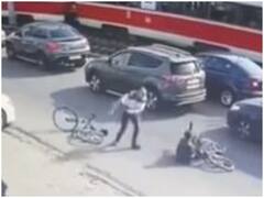 Watch: सड़क हादसे में हवा में उड़कर दूसरे साइकिल सवार पर गिरा शख्स, वीडियो देख नहीं रुकेगी हंसी