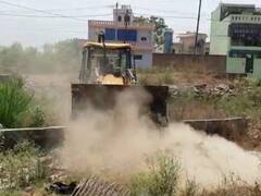 Bulandshahr Bulldozer Action: बुलंदशहर के खुर्जा में 10 से ज्यादा अवैध कॉलोनियों पर चला बुलडोजर, 45 बीघा जमीन से हटा कब्जा