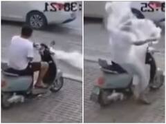 Watch: सड़क किनारे खड़े शख्स पर लिपटी प्लास्टिक, डराने के साथ हंसा देगा वीडियो