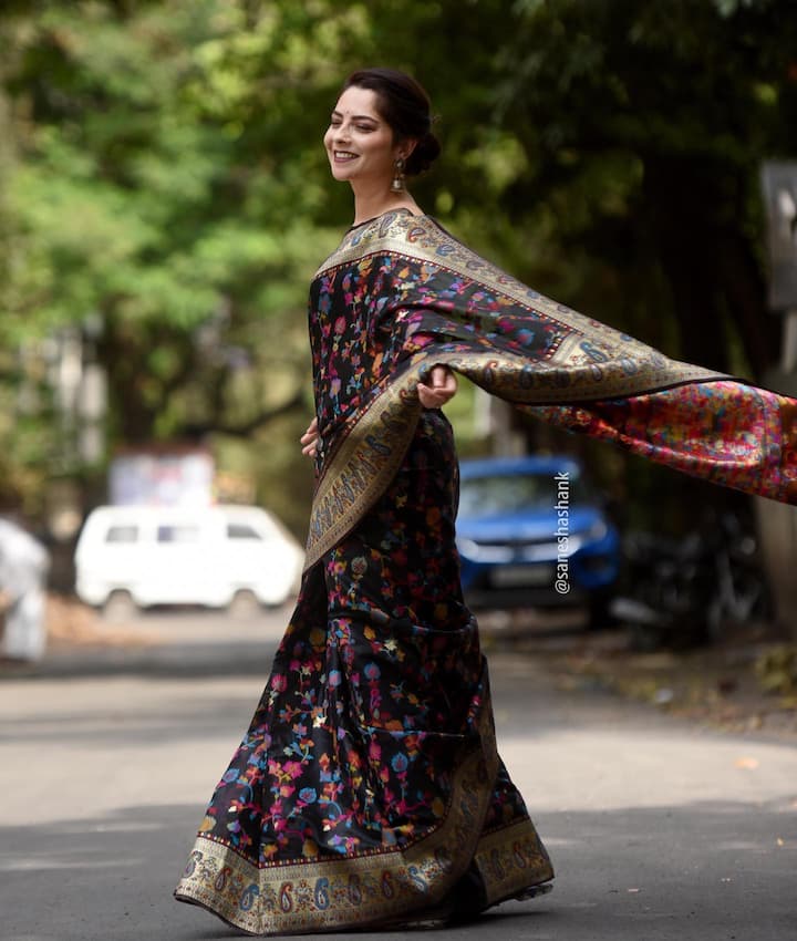 नुकतीच अभिनेत्री दुसऱ्यांदा बोहल्यावर चढली आहे. अर्थात तिने पती कुणाल बेनोडेकरसोबतच पुन्हा लग्नगाठ बांधली आहे.