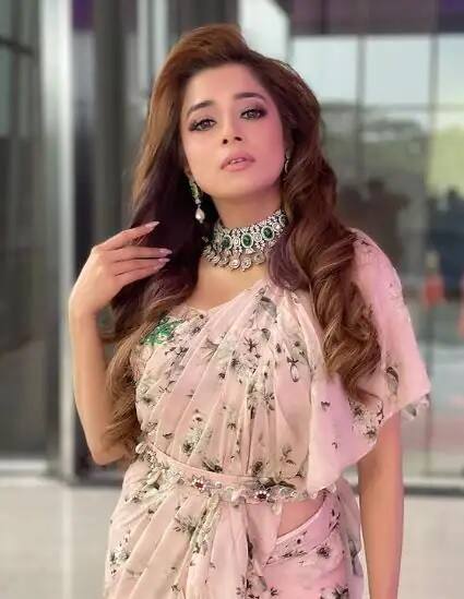 ઇન્ડોનેશિયન ઉદ્યોગમાં લોકપ્રિય ચહેરો, ટીના હંમેશા કામ માટે ત્યાં જાતી રહેતી હોય છે. તેણે કહ્યું, 