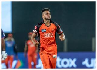 उमरान मलिक का फैन हुआ ये पाकिस्तानी दिग्गज, कहा-यहां अब तक मिल चुका होता इंटरनेशनल क्रिकेट में मौका