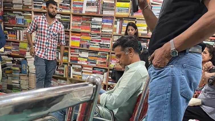 Rahul Dravid sits calmly at the back during book event in Bengaluru, most humble cricketer ever, says internet Rahul Dravid: বইপ্রকাশ অনুষ্ঠানে পিছনের সারিতে বসে রইলেন, দ্রাবিড়ের ছবি ভাইরাল, জয়োধ্বনি ভক্তদের