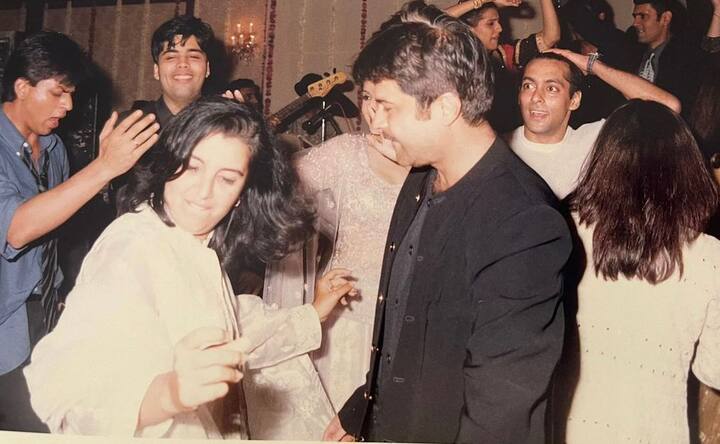 कुछ दिन पहले फराह ने अपने इंस्टाग्राम पर ये तस्वीर शेयर की थी जिसमें वो अनिल कपूर के साथ डांस करती दिख रही थीं. इस तस्वीर में करण जौहर, शाह रुख खान और सलमान खान भी फुल पार्टी मूड में दिखाई दे रहे हैं.